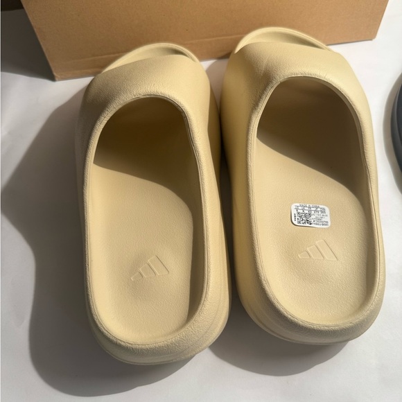 New adidas Yeezy slides cream bone men’s size 11 - Picture 2 of 3